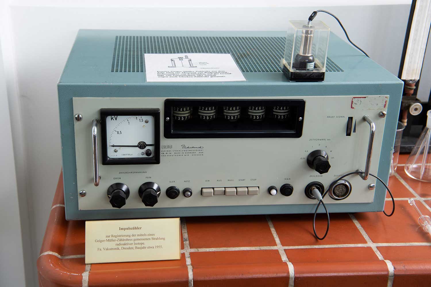 Pulse counter with Geiger-Müller counter tube