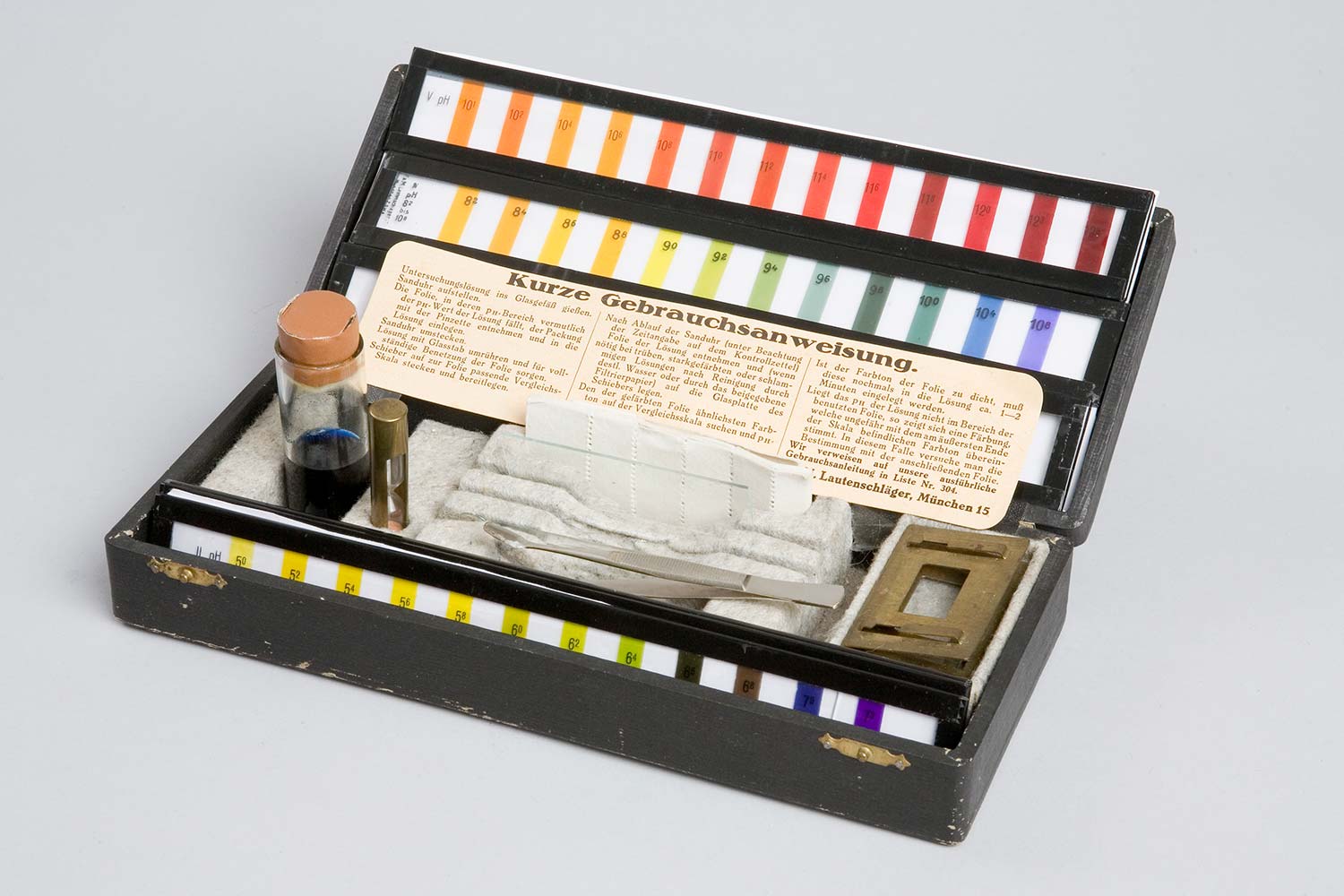 Color test kit for determining the pH value