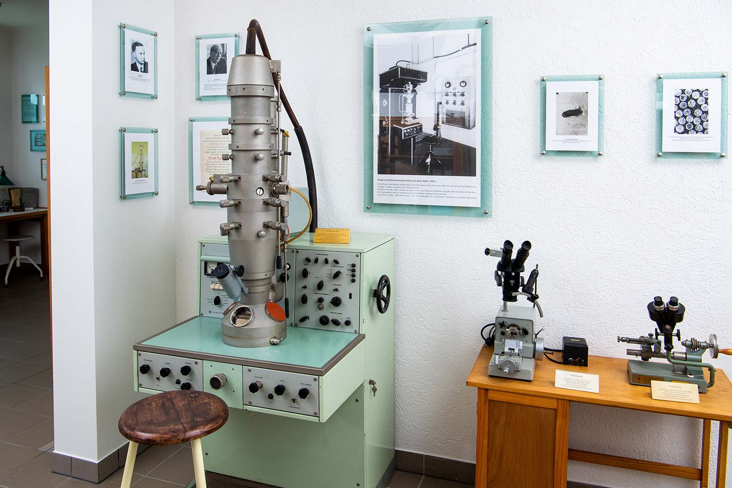 Electron microscope