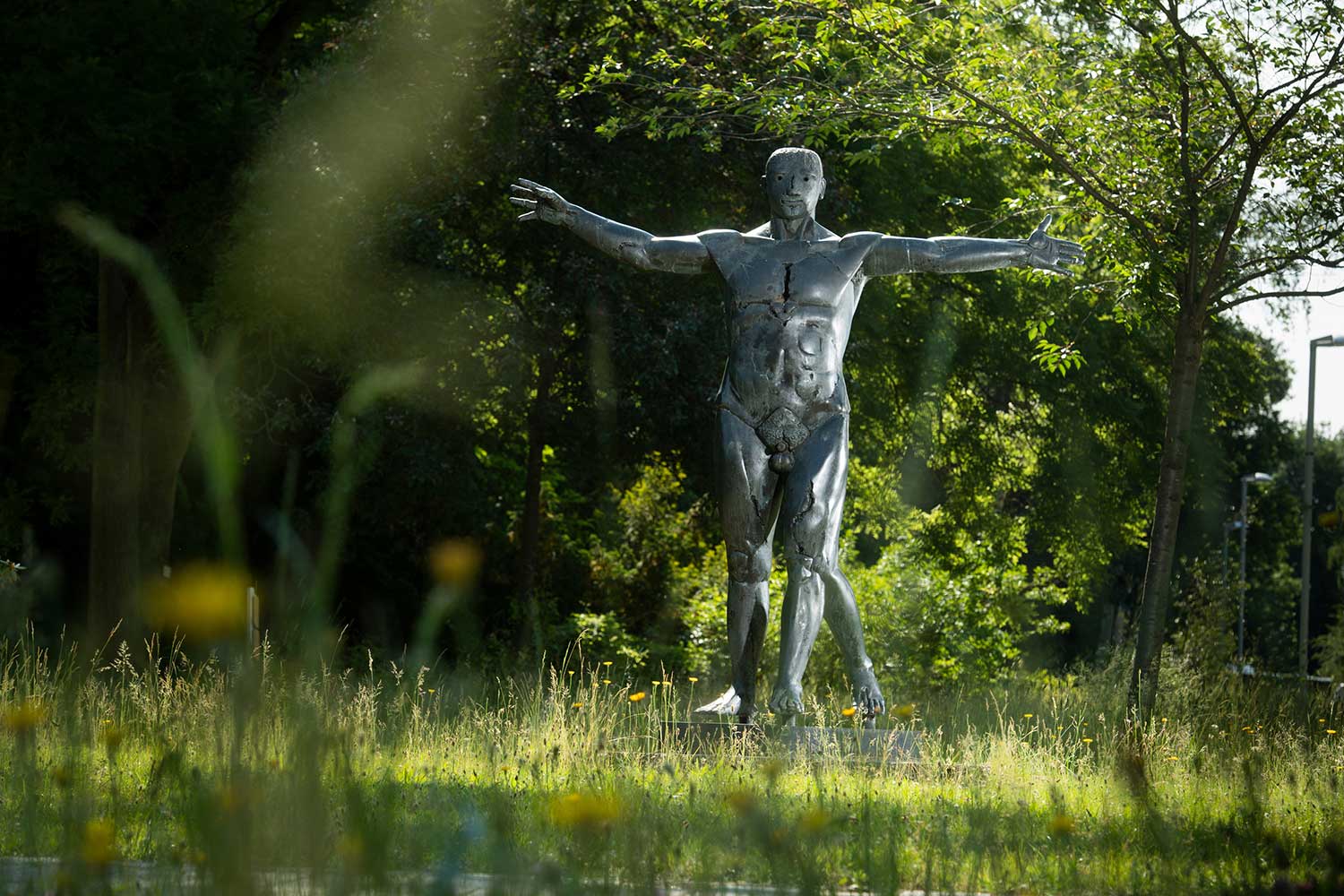 Skulptur "L'Homme" auf dem Campus Berlin-Buch