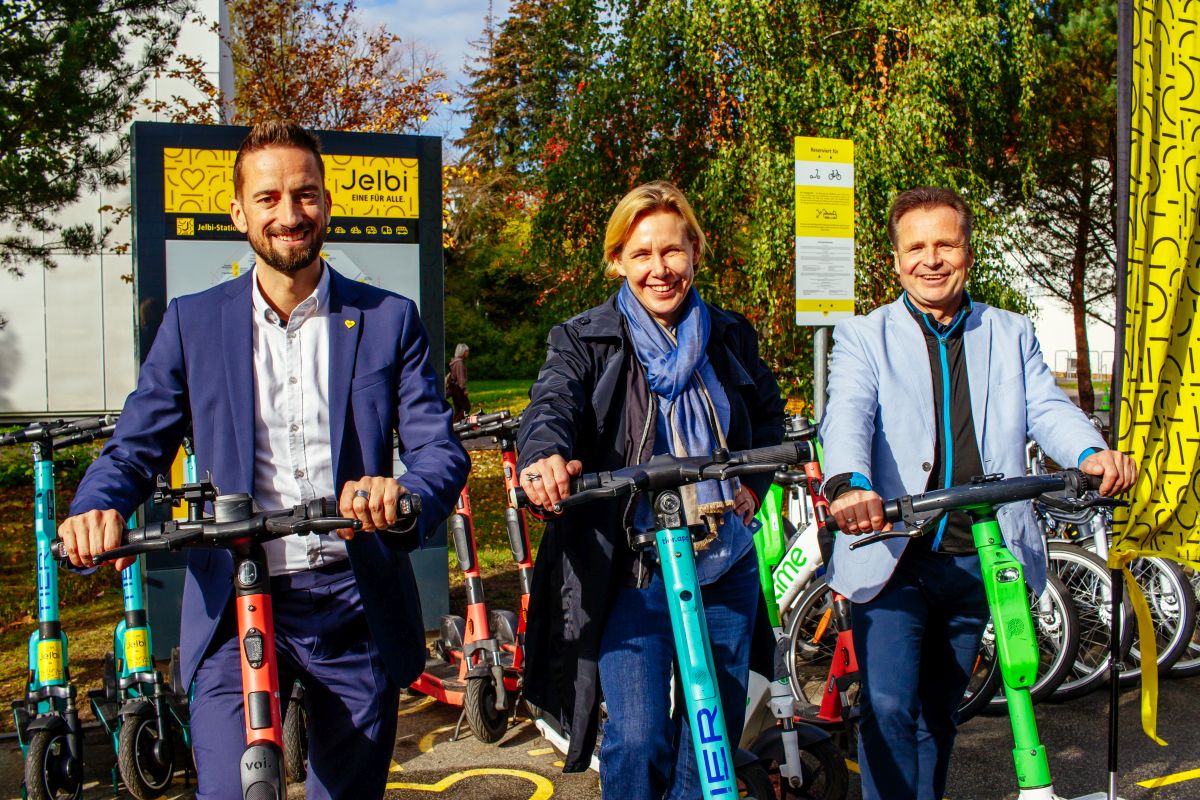 Eröffnung des Jelbi-Netzes: Michael Bartnik, Projektleiter Jelbi-Stationen, Mobilitätsplattform und -stationen der BVG, Dr. Christina Quensel und Dr. Ulrich Scheller, Geschäftsführende der Campus Berlin-Buch GmbH. (Foto: Elke Stamm)