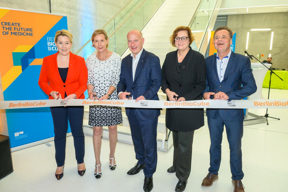 Wirtschaftssenatorin Franziska Giffey, Dr. Christina Quensel, Geschäftsführerin der Campus Berlin-Buch GmbH (CBB), Kai Wegner, Regierender Bürgermeister, Dr. Ina Czyborra, Wissenschaftssenatorin und Dr. Ulrich Scheller, Geschäftsführer der CBB.