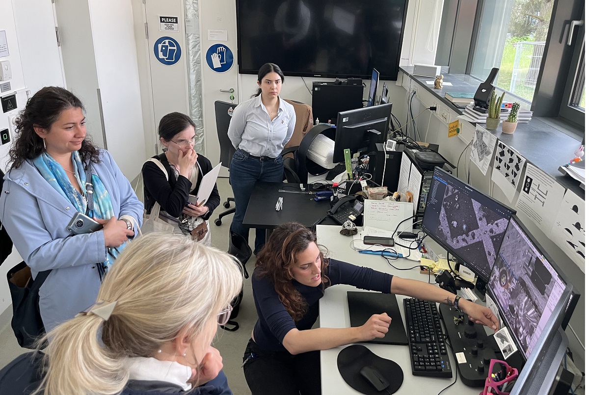 Die Teilnehmenden erhielten faszinierende Einblicke in die High-End-Instrumentierung der Core Facility für Kryo-Elektronenmikroskopie, die In-situ Strukturbiologie ermöglicht. (Foto: Campus Berlin-Buch GmbH)