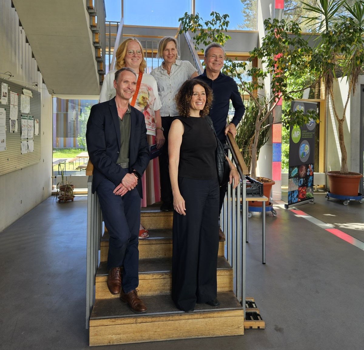 Bettina Jarasch (vorne) mit Dr. Christina Quensel, Dr. Ulrich Scheller, Prof. Dr. Volker Haucke und Kirstin Bodensiek